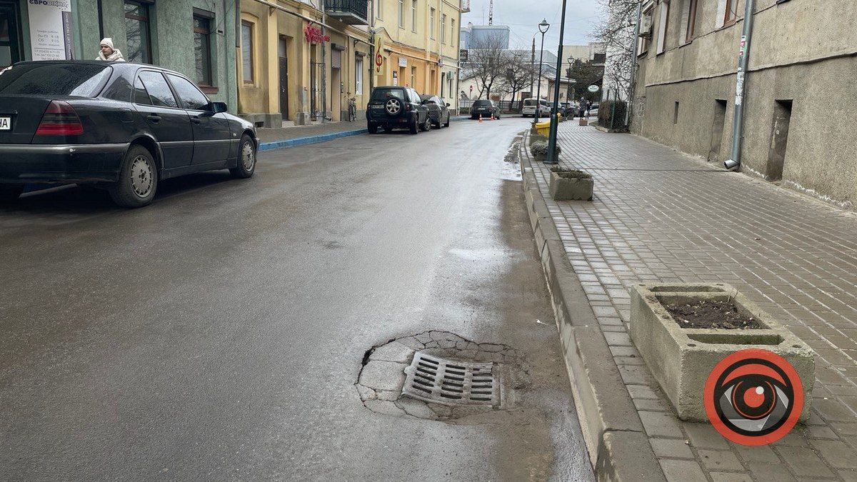 Може статись халепа: на вулиці Пекарській провалюється асфальт