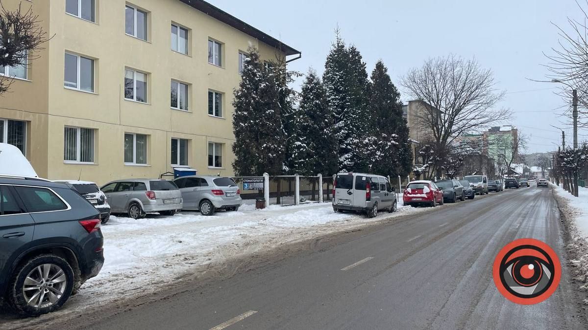 Коломияни обурюються через припарковані автомобілі на вулиці Шкрумеляка 1