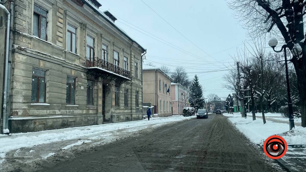 Як розчищають тротуари в Коломиї 24