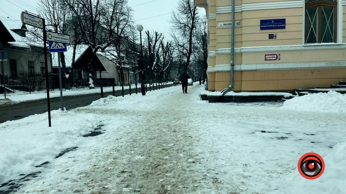 Як розчищають тротуари в Коломиї 19