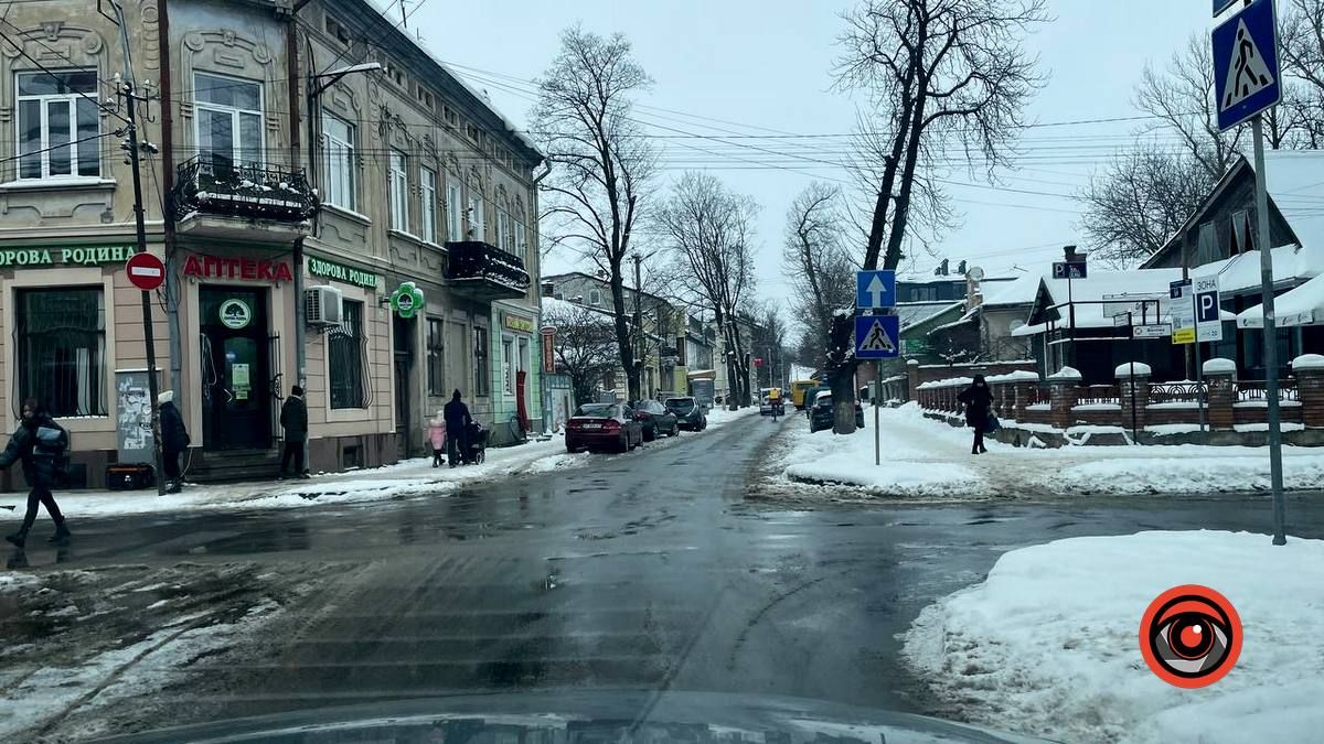 Як розчищають тротуари в Коломиї 14