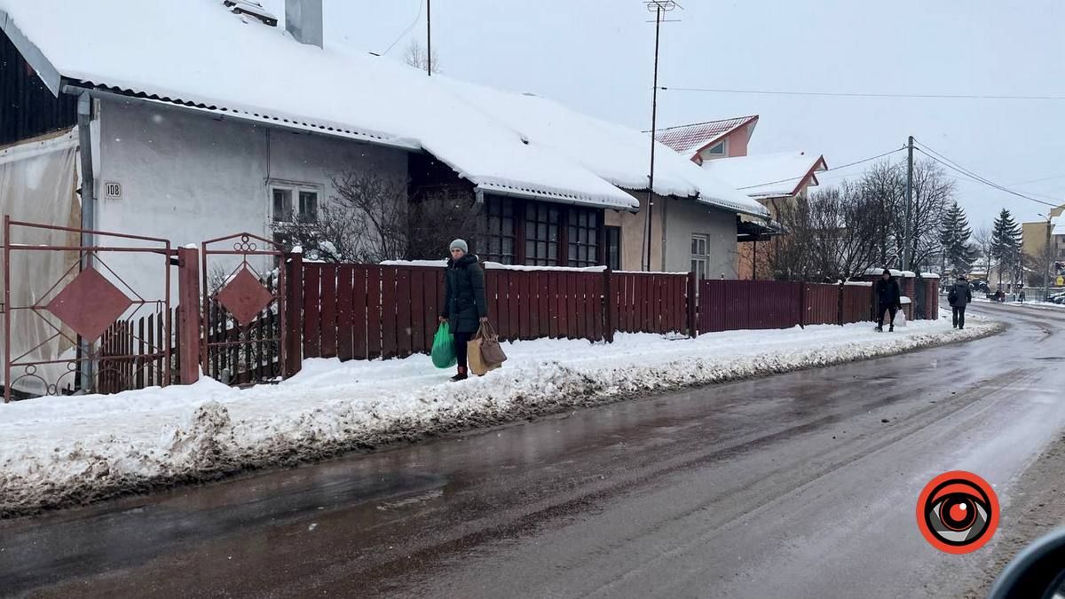 Як розчищають тротуари в Коломиї 11