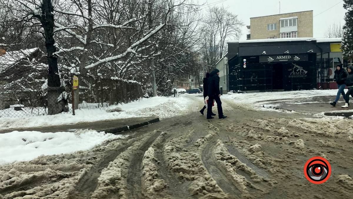 Як розчищають тротуари в Коломиї 10
