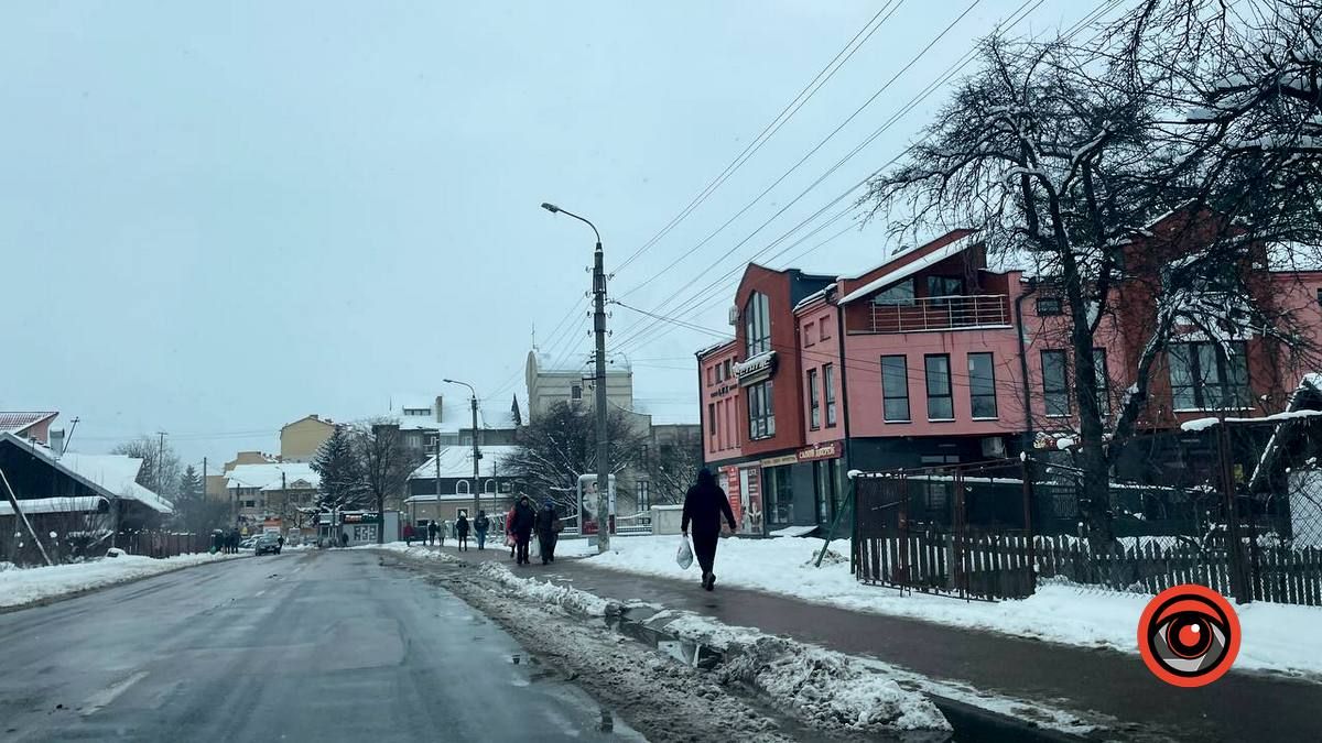 Як розчищають тротуари в Коломиї 7