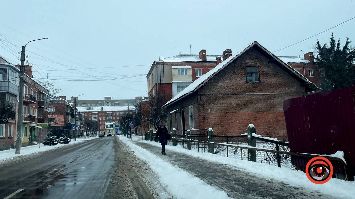 Як розчищають тротуари в Коломиї 3