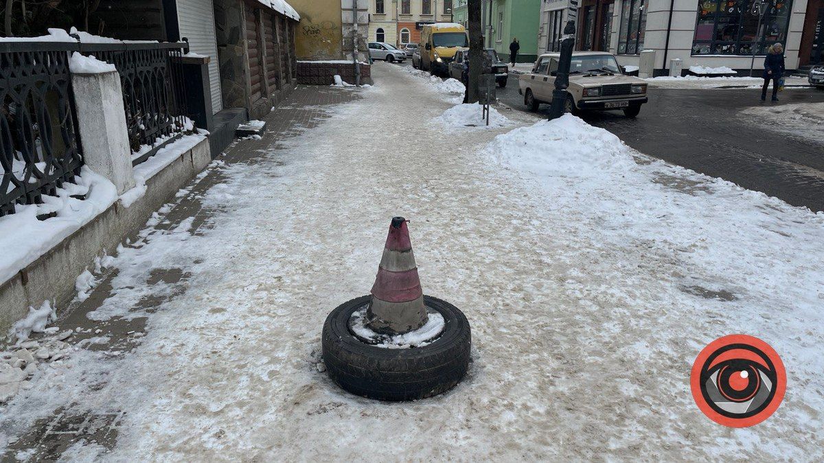 Проблему з люком на тротуарі по вул. Франка вирішили шиною та конусом