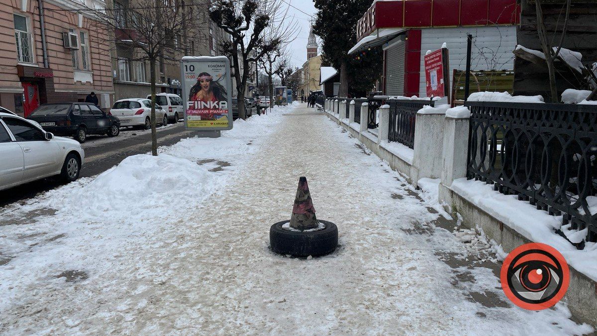 Проблему з люком на тротуарі по вул. Франка вирішили шиною та конусом 1