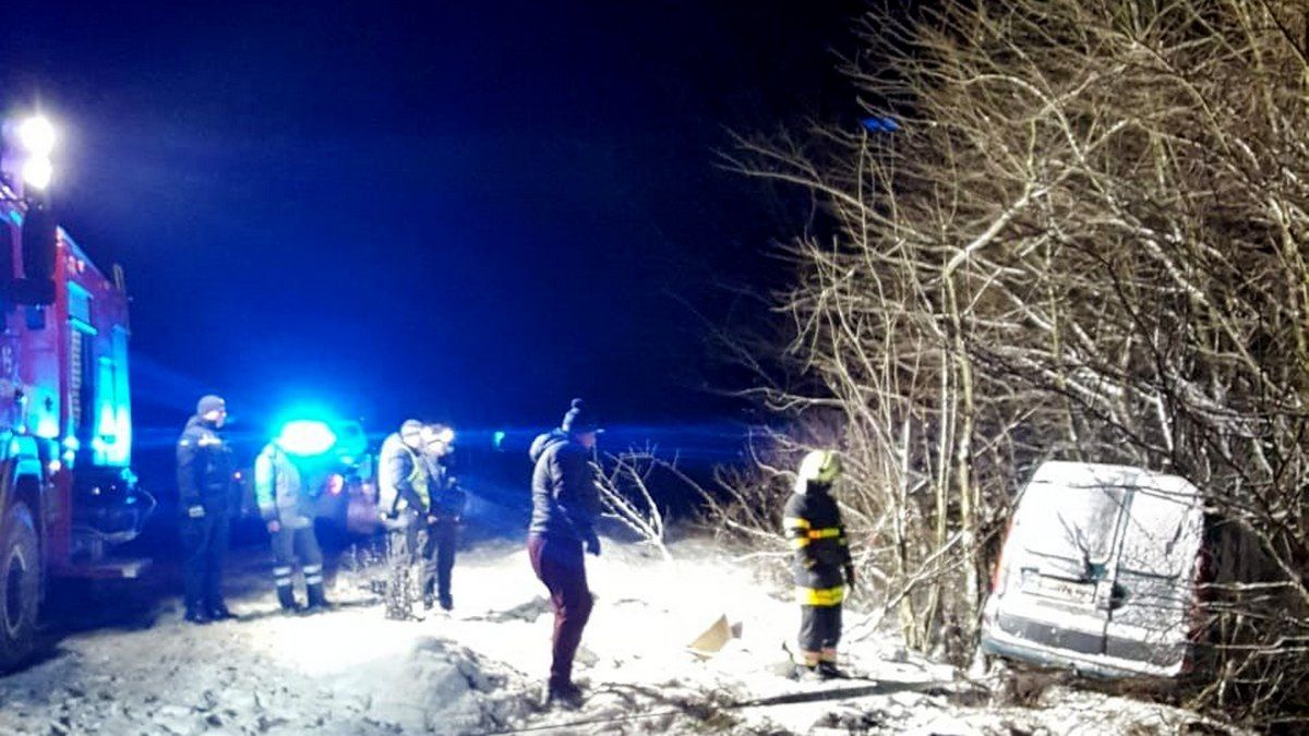 У Снятині авто з'їхало в кювет - пасажир помер 2