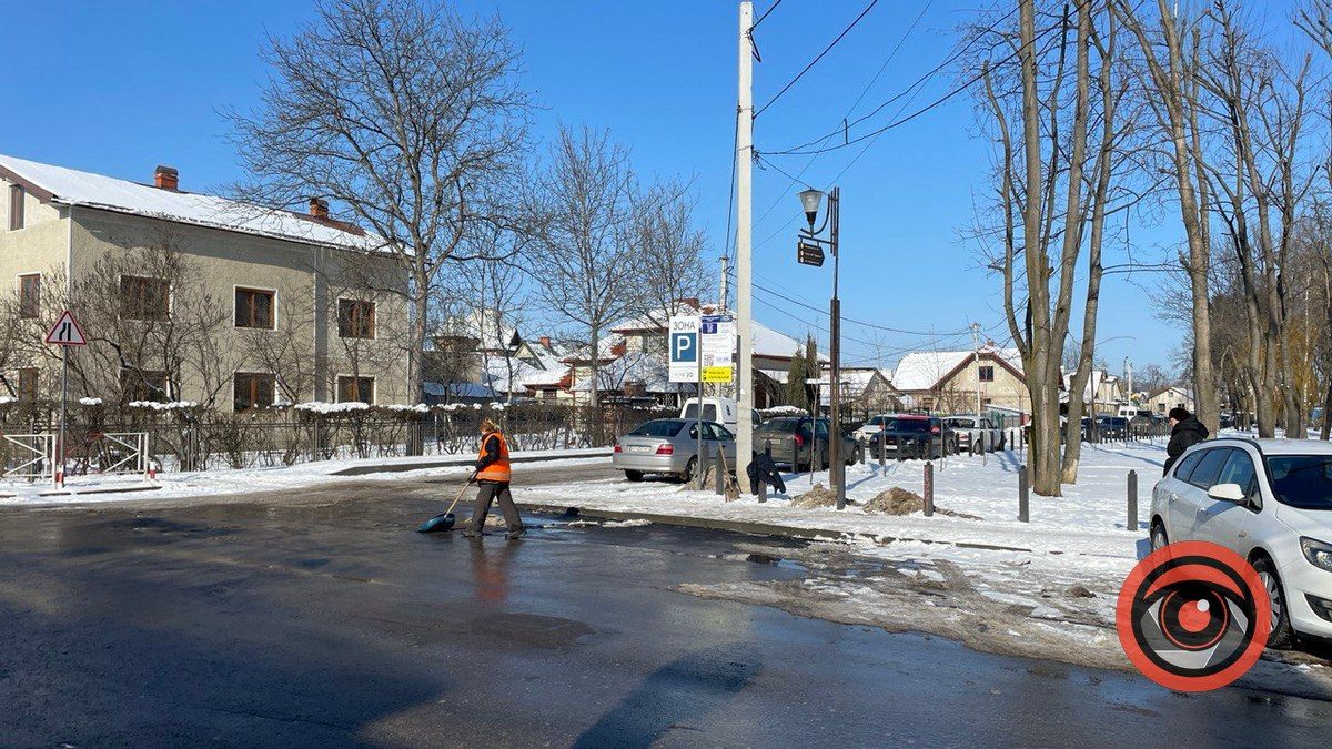 Чи розчистили від снігу платні парковки у Коломиї?