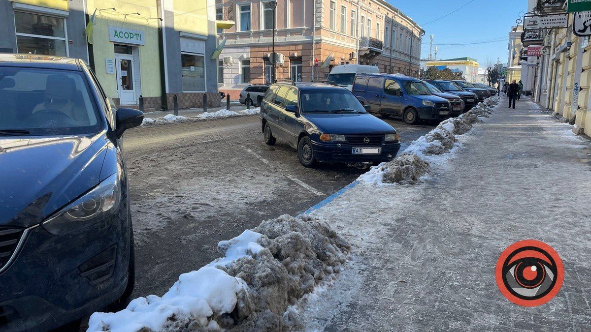 Чи розчистили від снігу платні парковки у Коломиї? 1