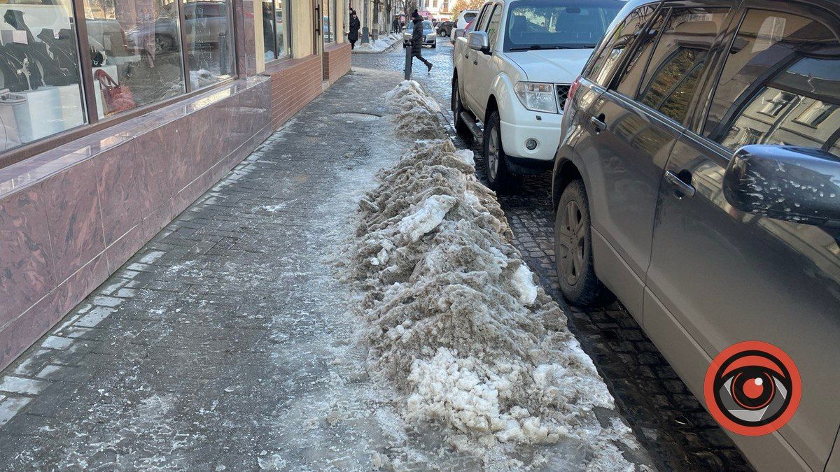 Чи розчистили від снігу платні парковки у Коломиї? 2