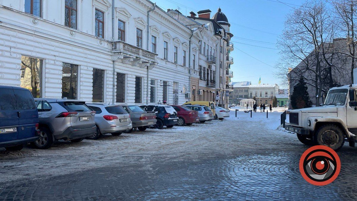 Чи розчистили від снігу платні парковки у Коломиї? 9