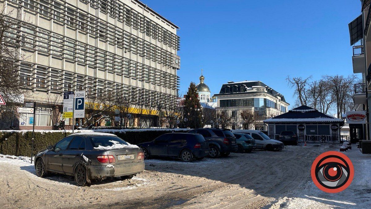 Чи розчистили від снігу платні парковки у Коломиї? 8