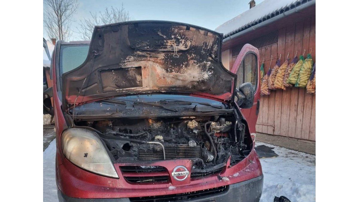 На Коломийщині загорівся мінівен 1