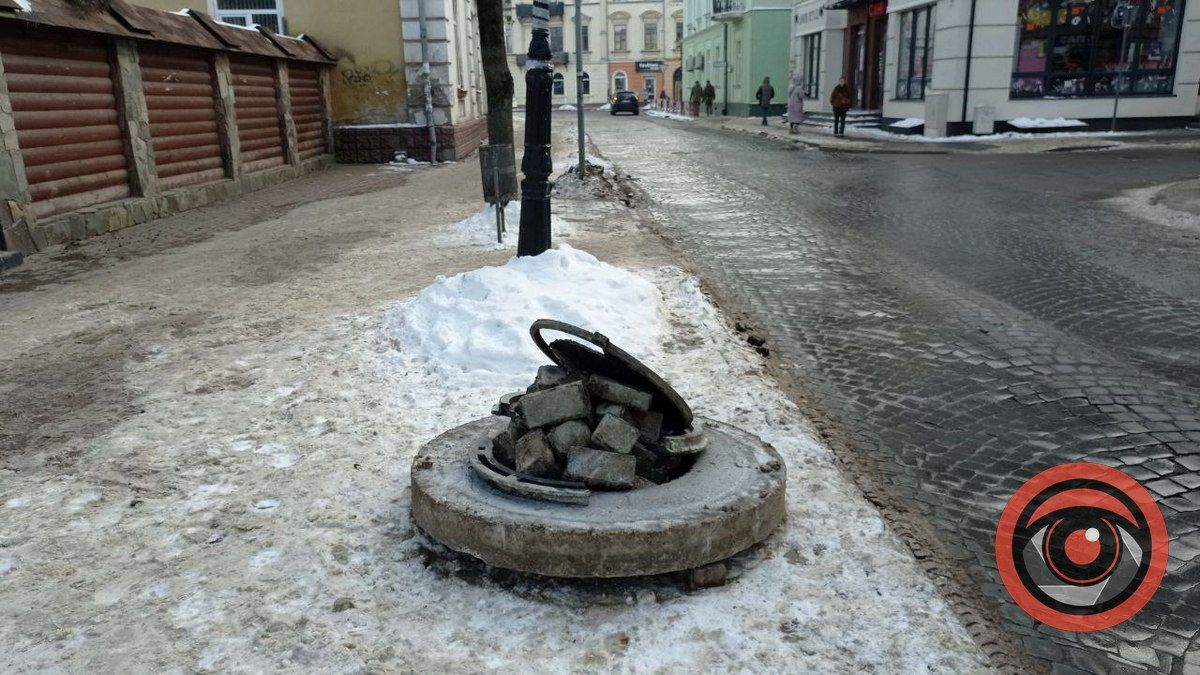 На тротуарі по вул. Франка більше немає відкритого люка 1