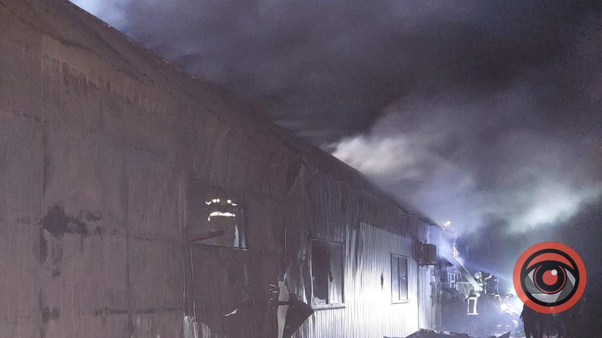 У селі Сопів горить склад