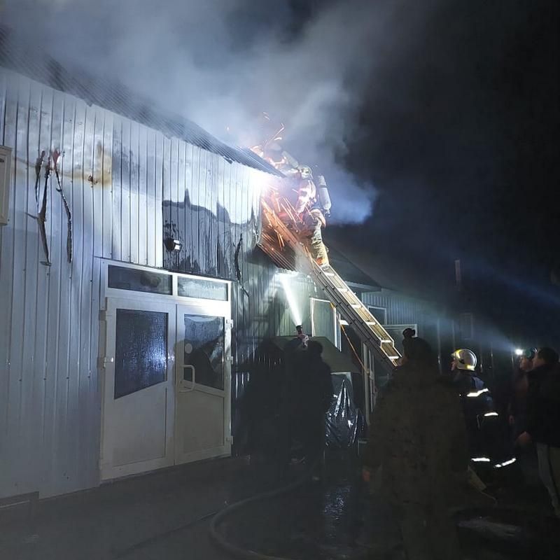 У селі Сопів горить склад 2