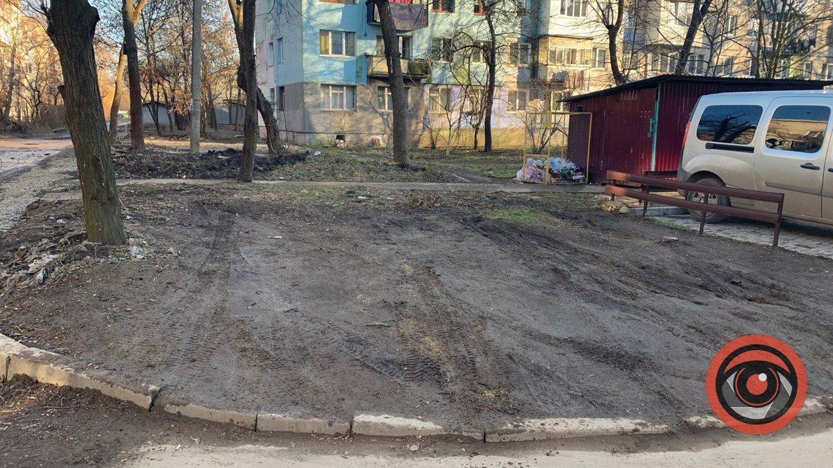 Дна не видно: мешканці мікрорайону Чайковського нарікають на "басейн" посеред дороги 9