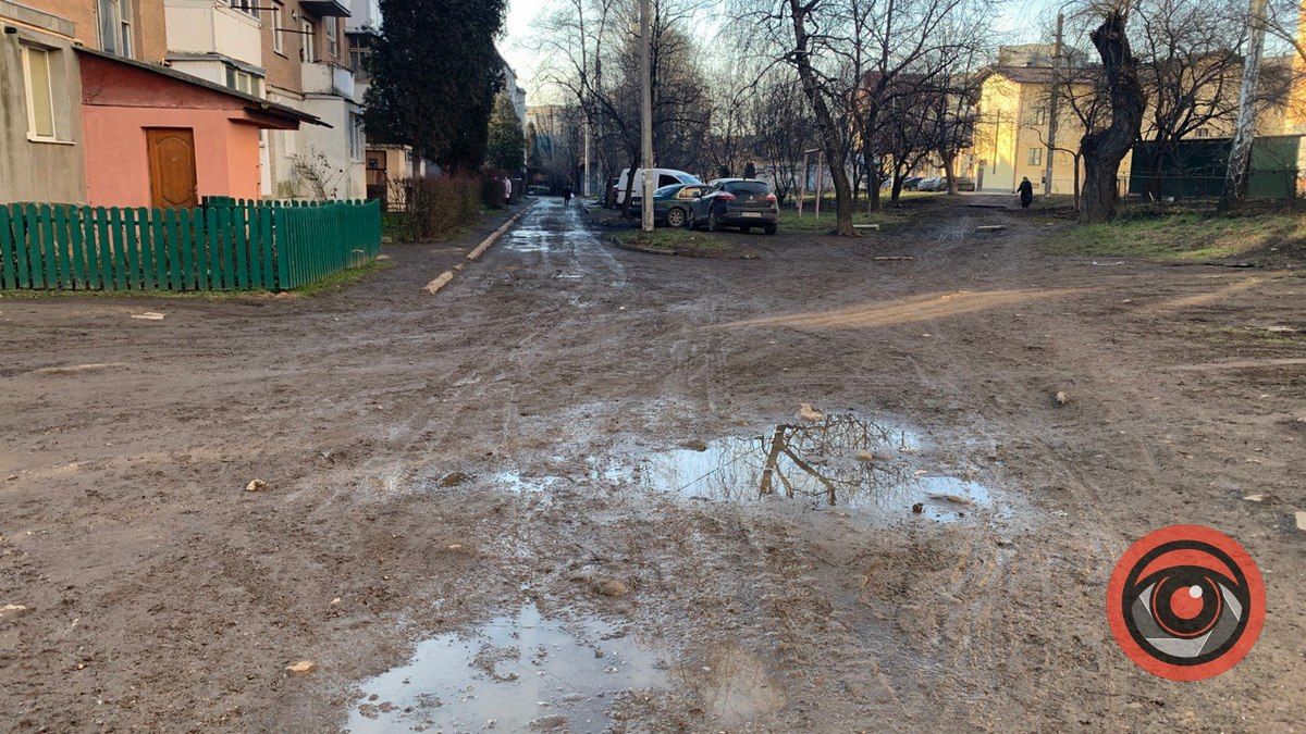 Дна не видно: мешканці мікрорайону Чайковського нарікають на "басейн" посеред дороги 8