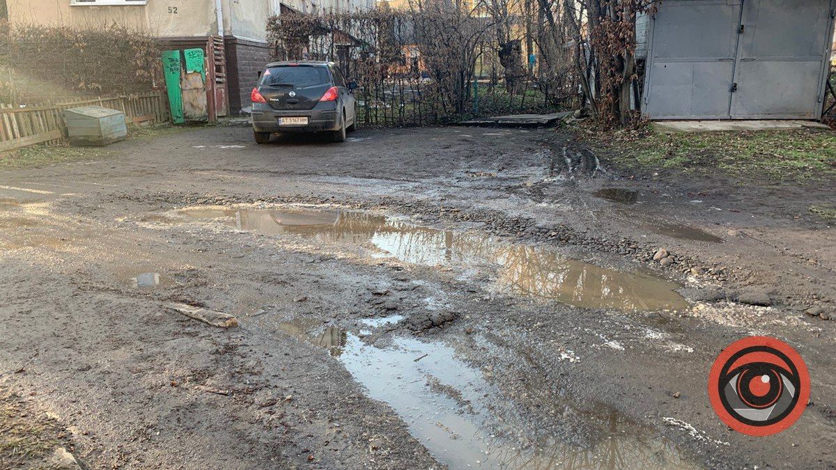 Дна не видно: мешканці мікрорайону Чайковського нарікають на "басейн" посеред дороги 7