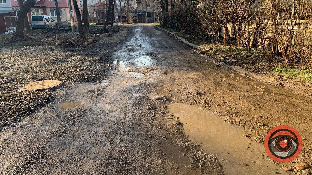 Дна не видно: мешканці мікрорайону Чайковського нарікають на "басейн" посеред дороги 5