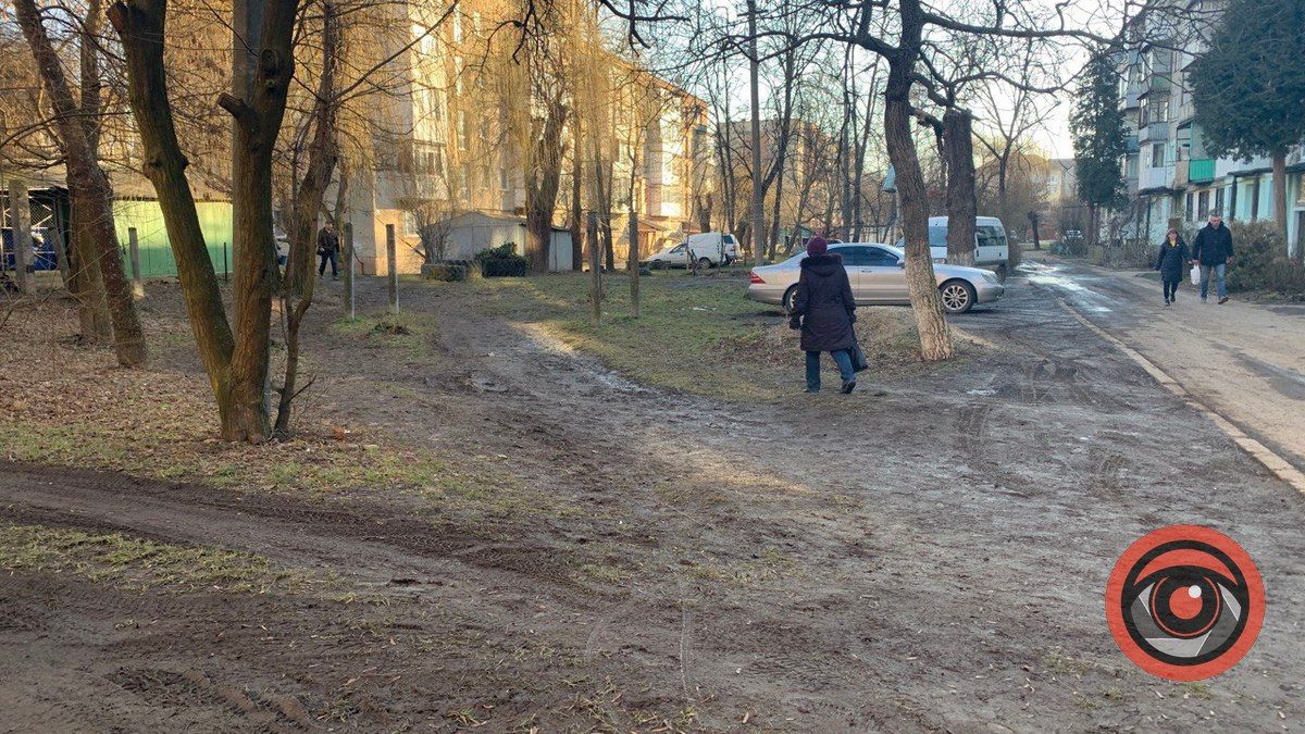 Дна не видно: мешканці мікрорайону Чайковського нарікають на "басейн" посеред дороги 10