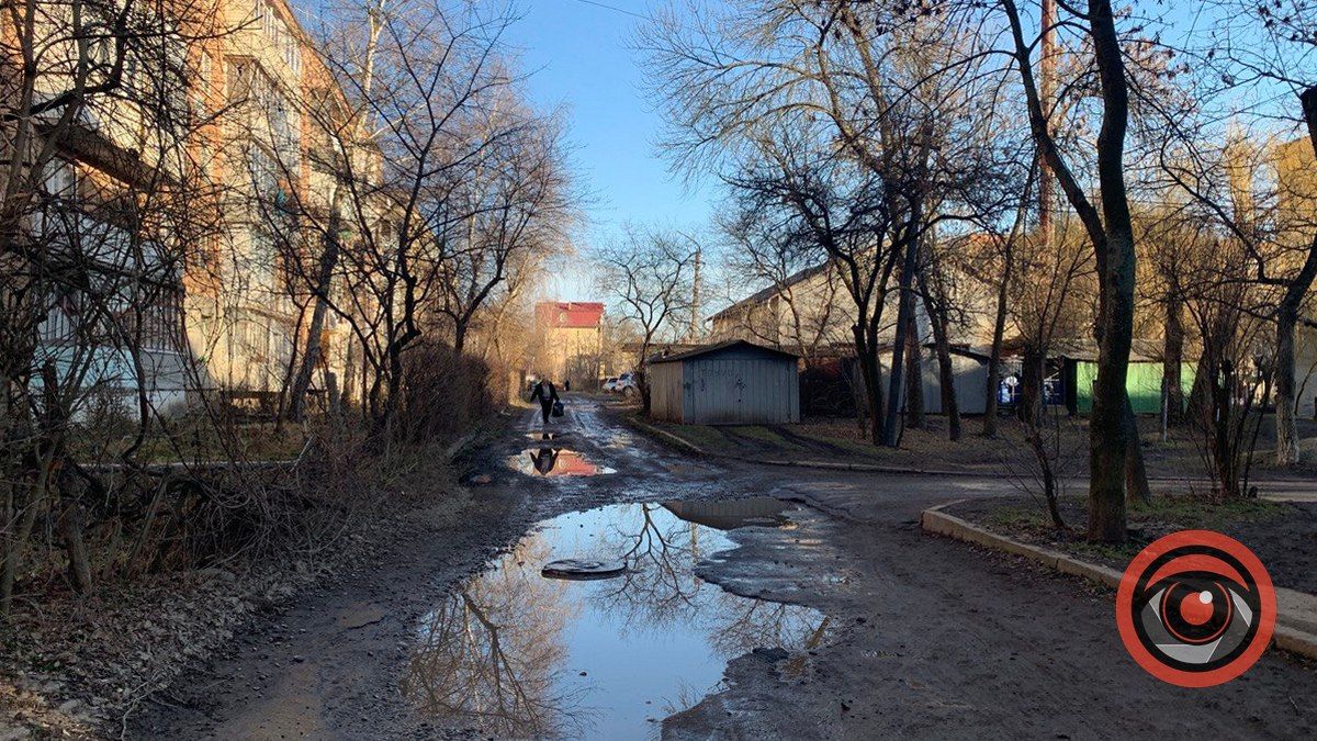 Дна не видно: мешканці мікрорайону Чайковського нарікають на "басейн" посеред дороги 1