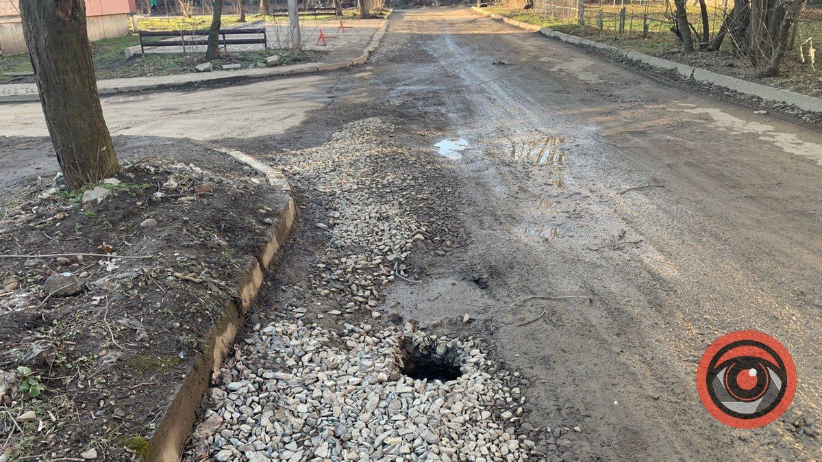 Дна не видно: мешканці мікрорайону Чайковського нарікають на "басейн" посеред дороги 4
