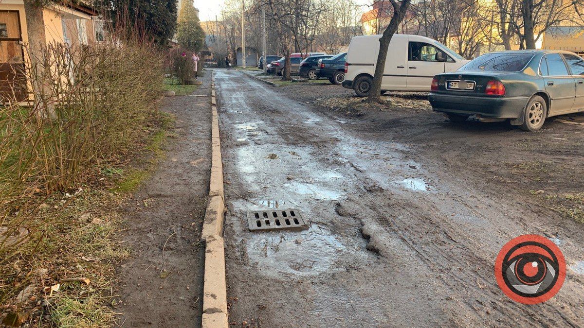 Дна не видно: мешканці мікрорайону Чайковського нарікають на "басейн" посеред дороги 6