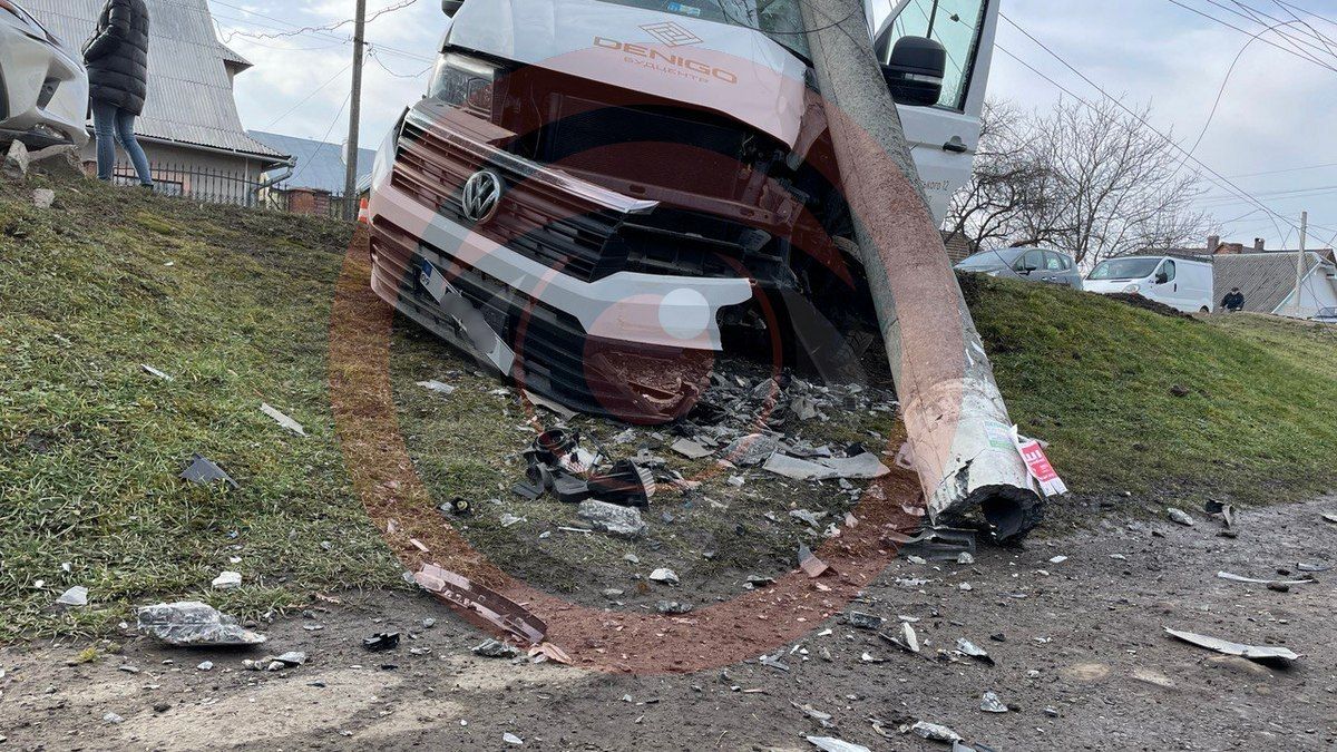 На вулиці Мазепи бус зніс стовп: водію стало погано за кермом 5