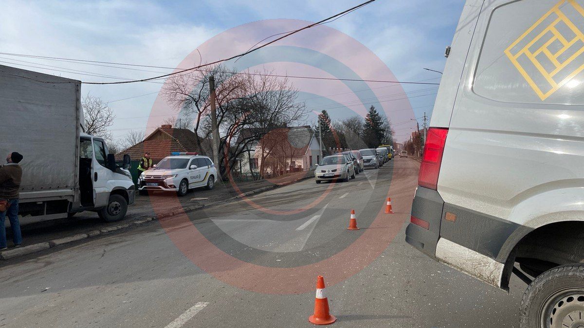 На вулиці Мазепи бус зніс стовп: водію стало погано за кермом 3