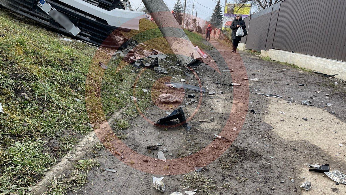 На вулиці Мазепи бус зніс стовп: водію стало погано за кермом 2