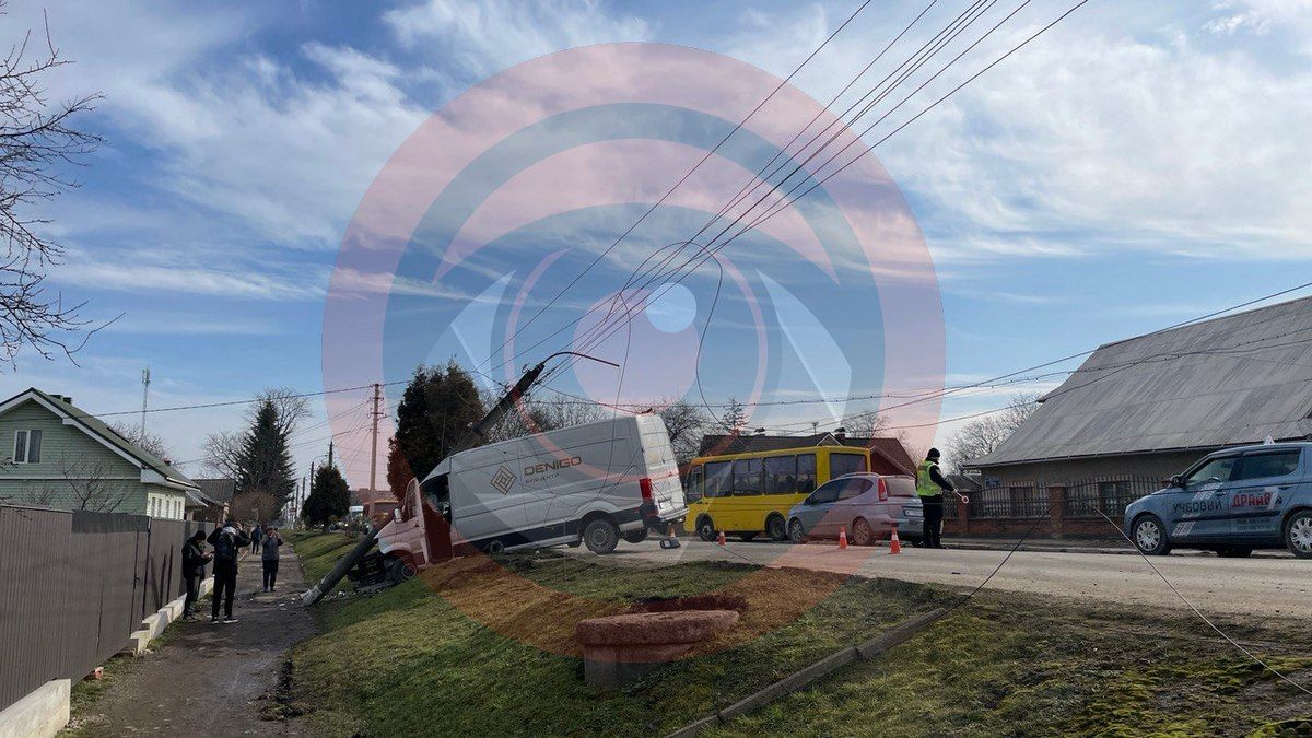 На вулиці Мазепи бус зніс стовп: водію стало погано за кермом 1