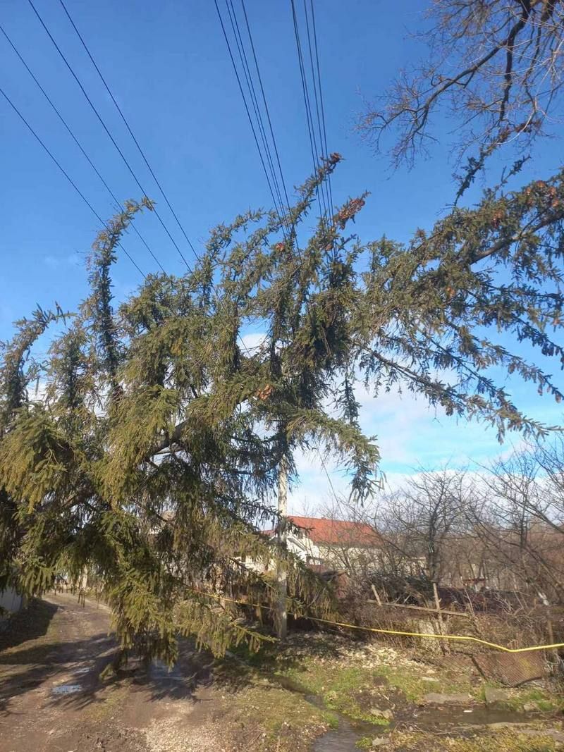 На Прикарпатті енергетики все ще ліквідовують наслідки негоди 6