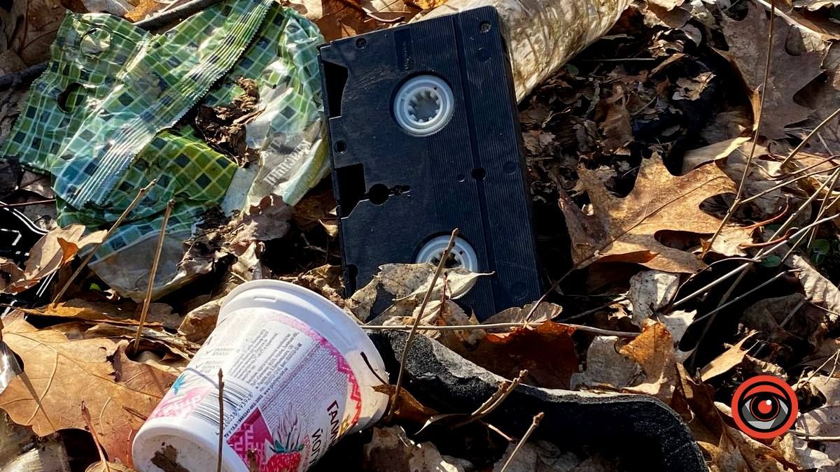 Насмітили й так лишили: у лісі біля Шепарівців влаштували звалище 11