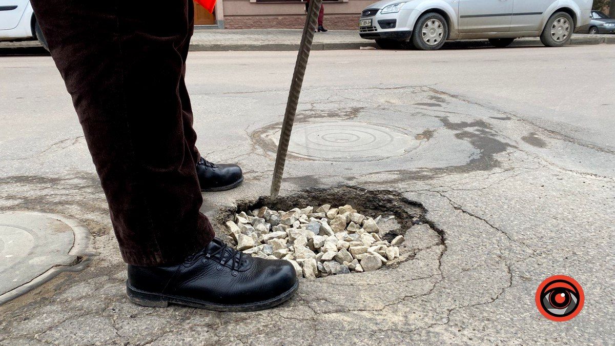 На проспекті Грушевського у Коломиї защебенили яму 1