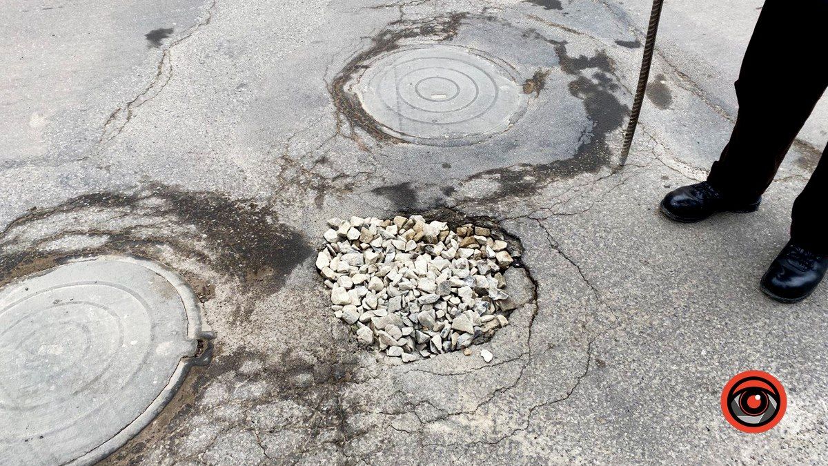 На проспекті Грушевського у Коломиї защебенили яму 2