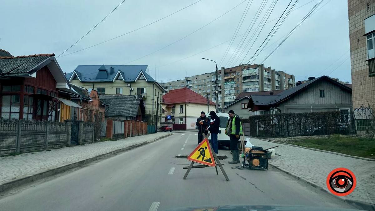 На вулиці Шкрумеляка ускладнений рух: комунальники облаштовують люк