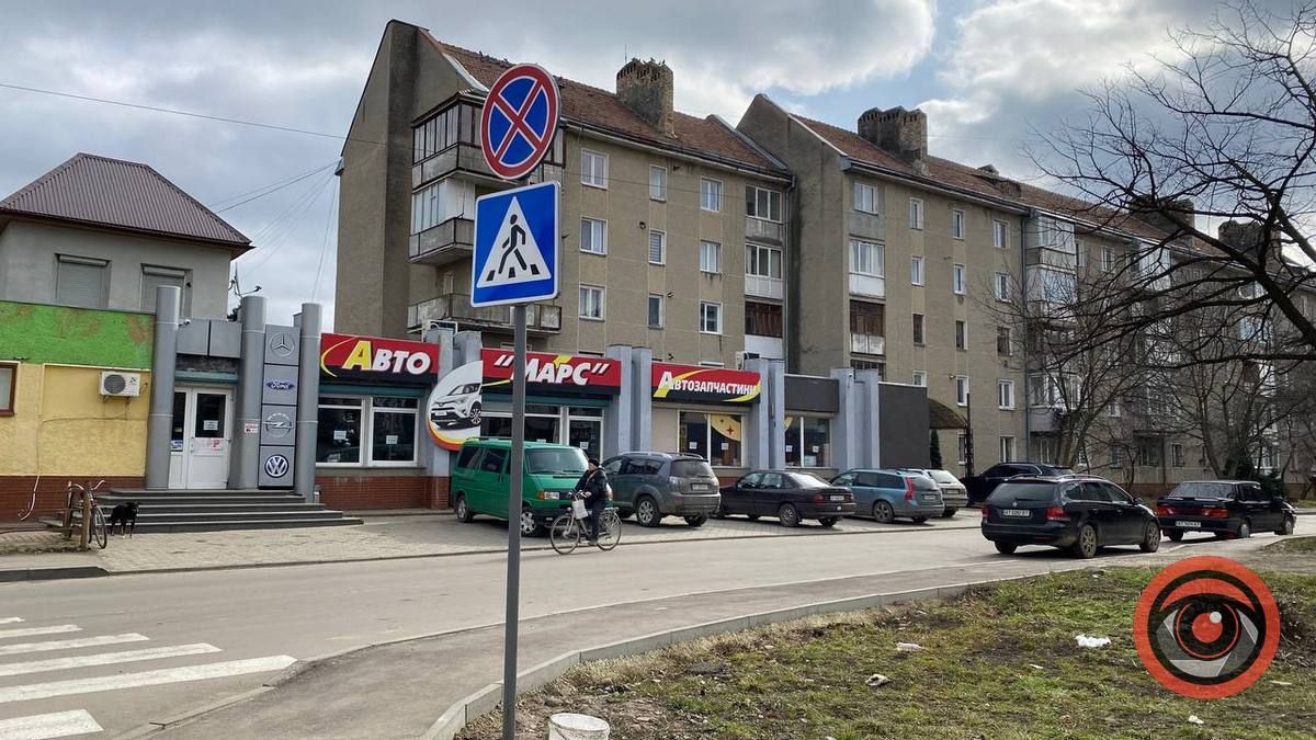На початку вулиці Винниченка заборонили зупинку та стоянку авто