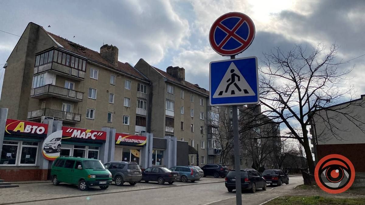 На початку вулиці Винниченка заборонили зупинку та стоянку авто 1