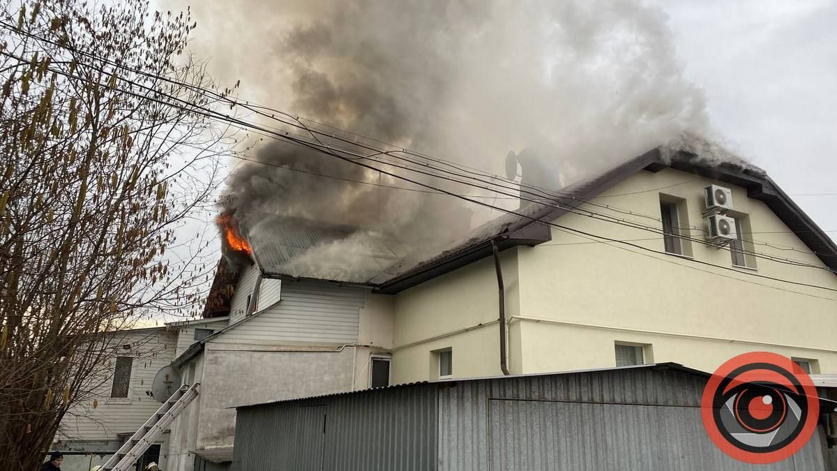 У Коломиї горить житловий будинок (оновлюється) 2