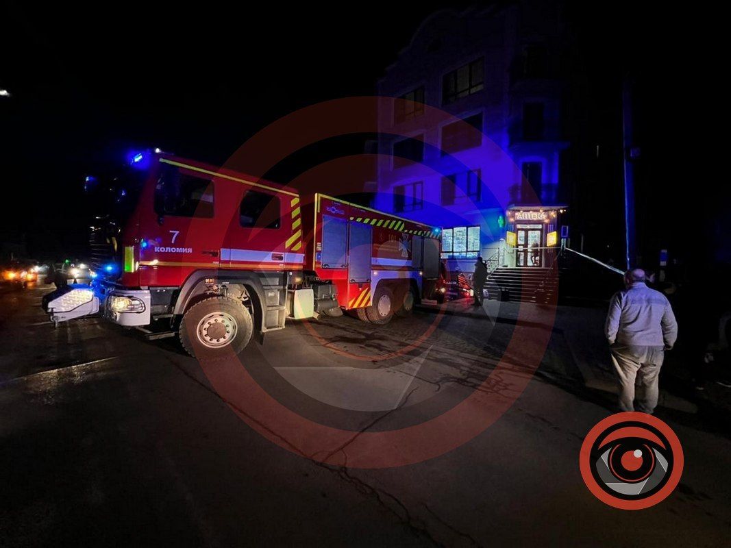 На проспекті Грушевського ДТП: авто протаранило двері магазину 2