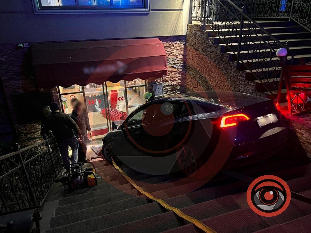 На проспекті Грушевського ДТП: авто протаранило двері магазину 1