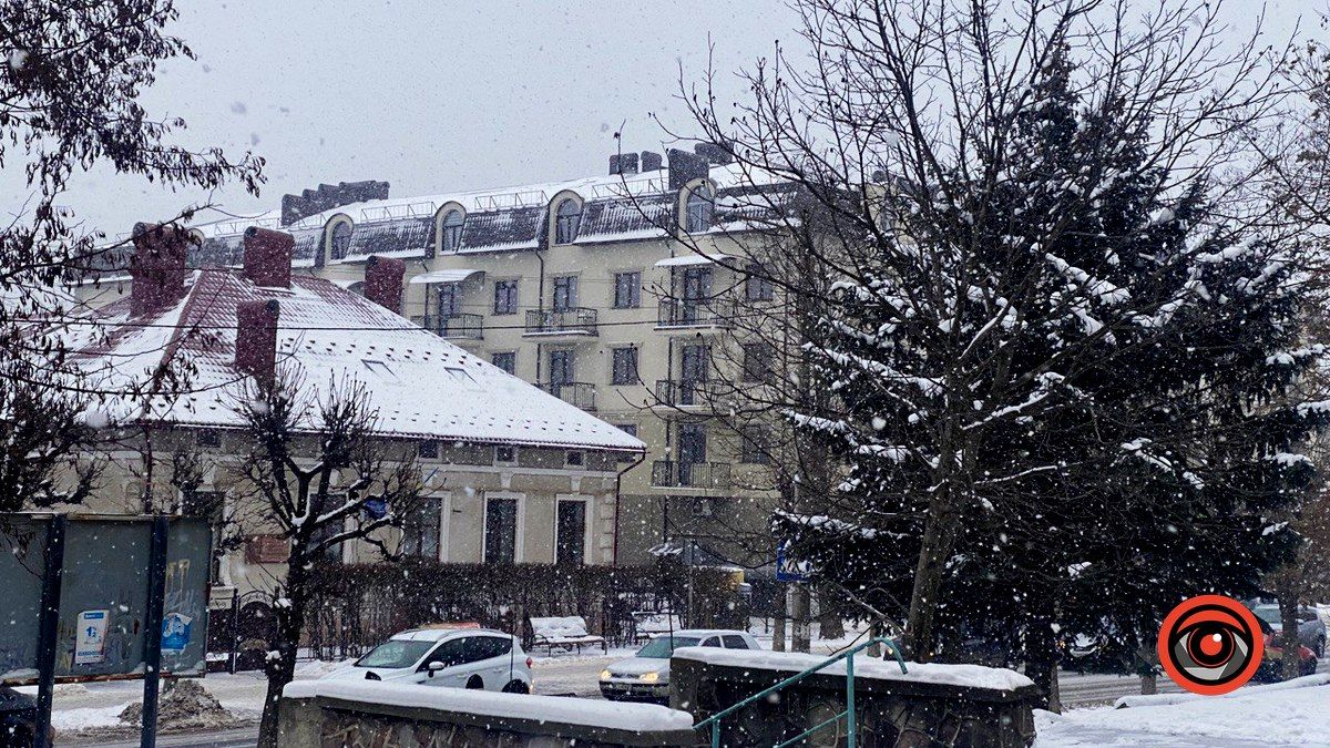 Таки не відступає: морозний день з лапатим снігом чекає коломиян 27 лютого