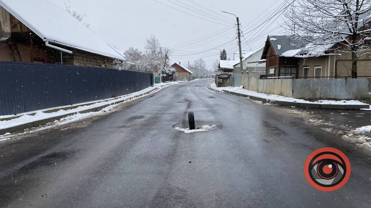 На Старицького провалюється новий асфальт: мешканці не розгубилися 3