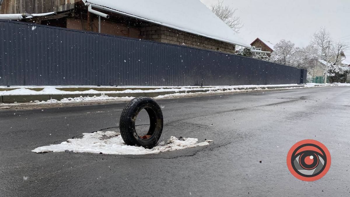 На Старицького провалюється новий асфальт: мешканці не розгубилися 2