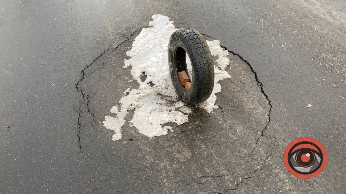 На Старицького провалюється новий асфальт: мешканці не розгубилися 1