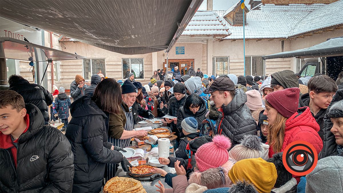 Школярів ліцею №5 в Коломиї пригощали піцою безкоштовно 1