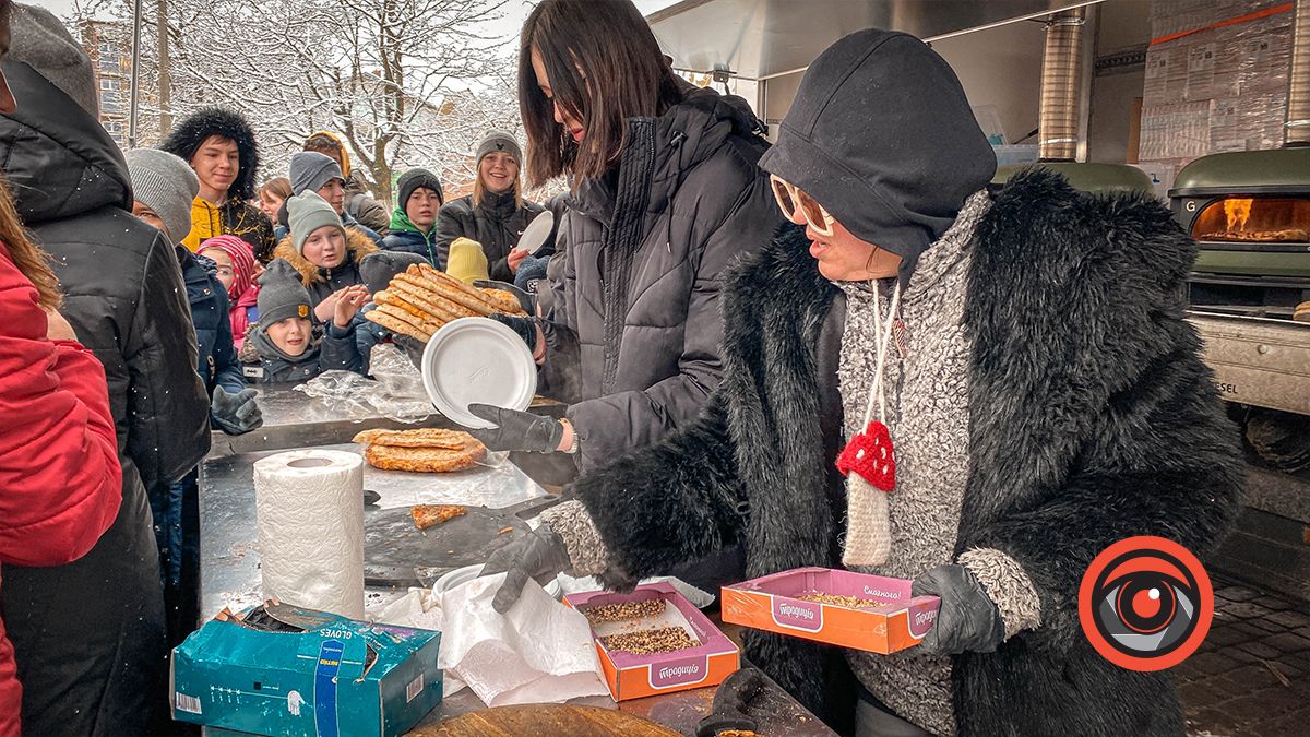 Школярів ліцею №5 в Коломиї пригощали піцою безкоштовно 9