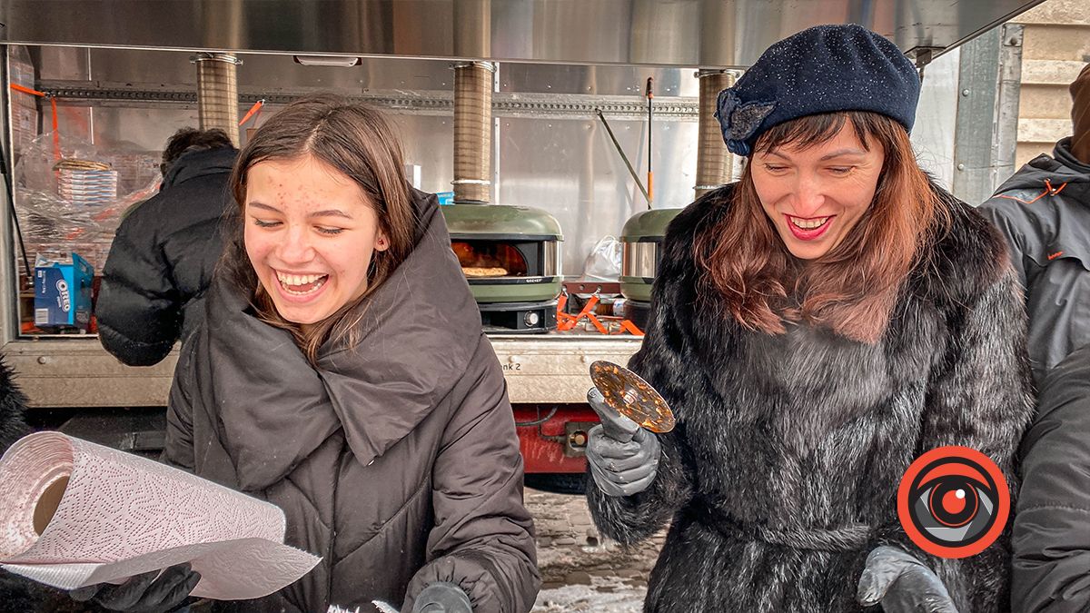 Школярів ліцею №5 в Коломиї пригощали піцою безкоштовно 6